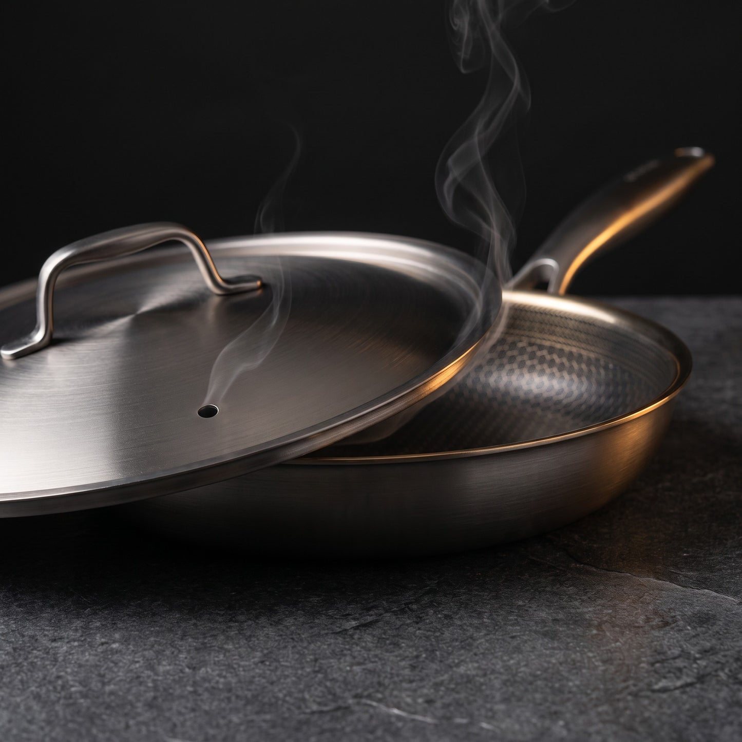 Tapa de titanio sobre la sartén, con salida de vapor