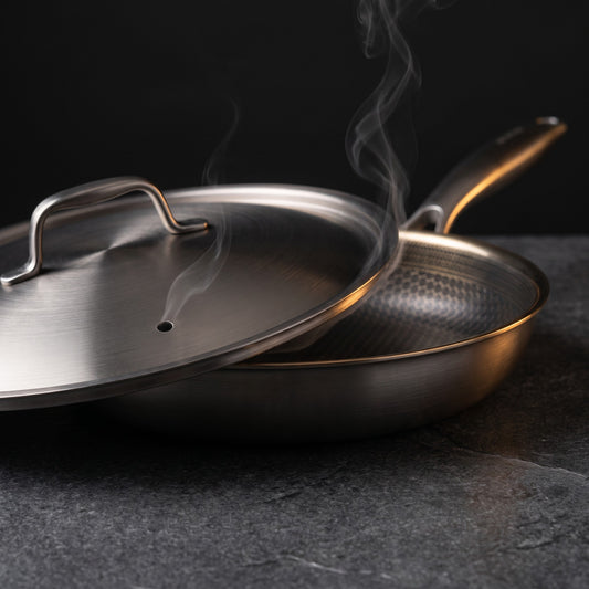 Tapa de titanio sobre la sartén, con salida de vapor